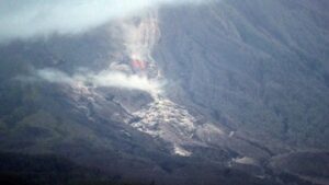gunung-semeru-erupsi-luncurkan-awan-panas-sejauh-45-km-1_169